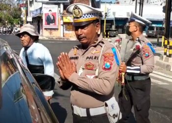 Polisi di Blitar Bagi-Bagi Bunga Pada Pengendara
