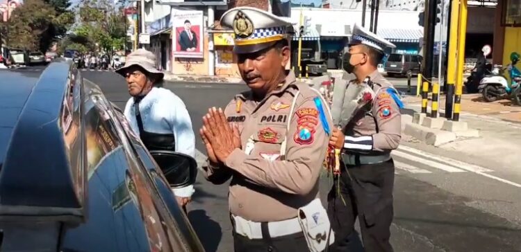 Polisi di Blitar Bagi-Bagi Bunga Pada Pengendara