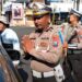 Polisi di Blitar Bagi-Bagi Bunga Pada Pengendara
