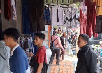 Siswa Bebas Beli Seragam Diluar Sekolah, Omset Toko Seragam di Tulungagung Meningkat 2 Kali Lipat