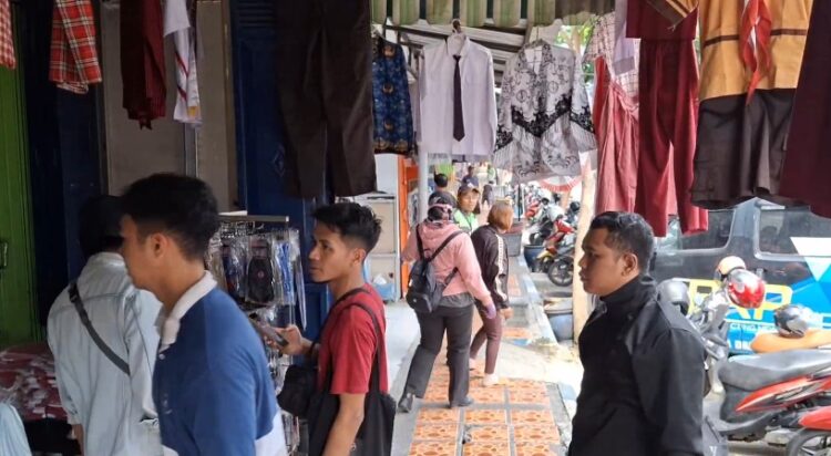 Siswa Bebas Beli Seragam Diluar Sekolah, Omset Toko Seragam di Tulungagung Meningkat 2 Kali Lipat