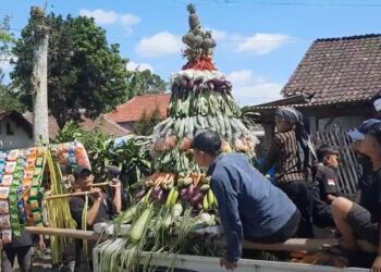 Pemuda Kesurupan Berikan Sesaji pada Kepala Desa Saat Ritual Suro