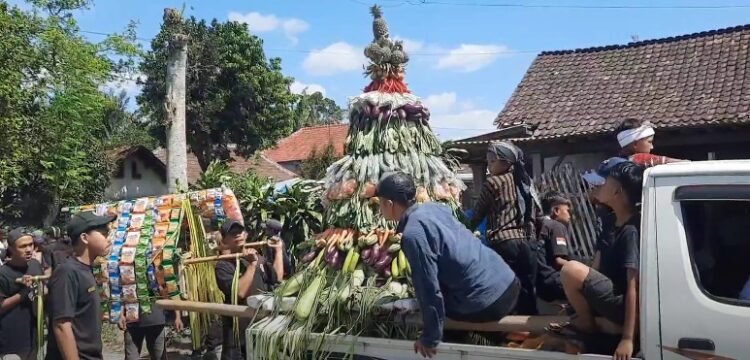 Pemuda Kesurupan Berikan Sesaji pada Kepala Desa Saat Ritual Suro