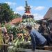Pemuda Kesurupan Berikan Sesaji pada Kepala Desa Saat Ritual Suro