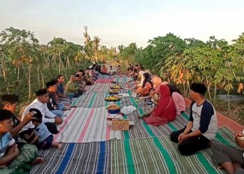 Lestarikan Tradisi Leluhur Puluhan Petani Blitar Gelar Selamatan di Sawah