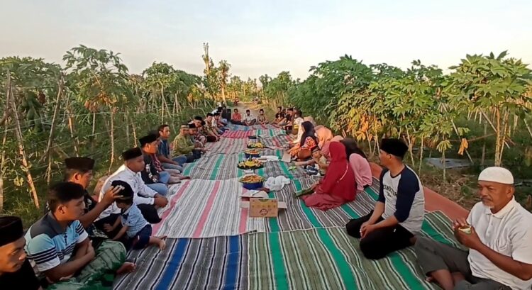 Lestarikan Tradisi Leluhur Puluhan Petani Blitar Gelar Selamatan di Sawah
