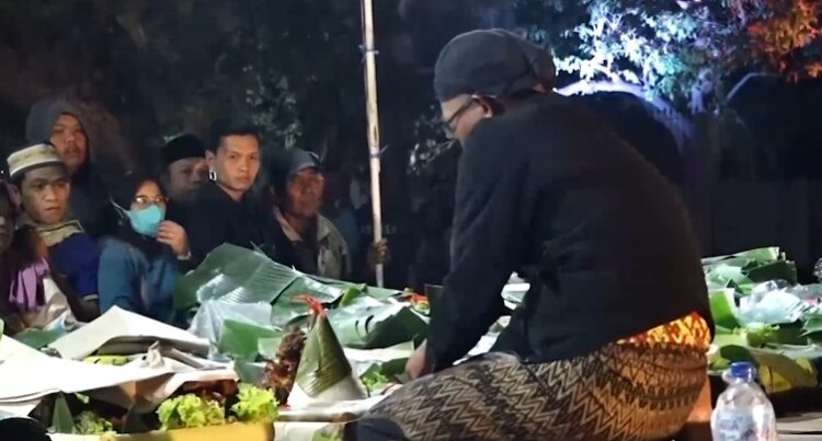 Tradisi Seribu Ambeng Ramaikan Bersih Desa Siman Kediri