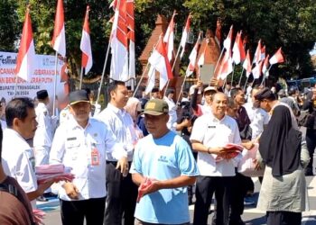 Festival Merah Putih, Pemkab Trenggalek Bagikan 20 Ribu Bendera ke Masyarakat