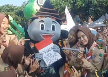 Peringati Hari Pramuka Nasional, KPU Kota Blitar Kirab Maskot Pilkada di Kwarcab