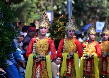 Pj Bupati Nganjuk Berangkatkan Peserta Pawai Budaya dan Pembangunan Tingkat SMP/MTs