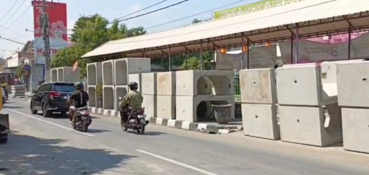 Drainase Jalan Pattimura Kota Kediri Dibongkar dan Diperbaiki