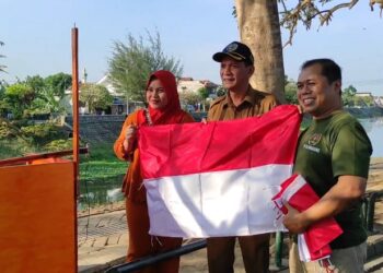 Sambut HUT RI Ke- 79, Wartawan Di Tulungagung Bagikan Bendera Merah Putih Pada Warga