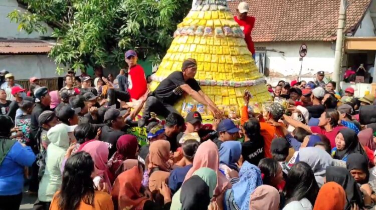 Ricuh, Ratusan Warga Di Kediri Berebut Tumpeng Tahu Dan Grebeg Suro