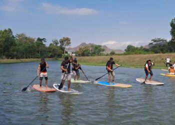 Belum Banyak di Kenal, Komunitas Kenalkan Olahraga Rekreasi Air Stand Up Paddle Pada Warga Tulungagung