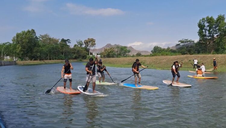 Belum Banyak di Kenal, Komunitas Kenalkan Olahraga Rekreasi Air Stand Up Paddle Pada Warga Tulungagung