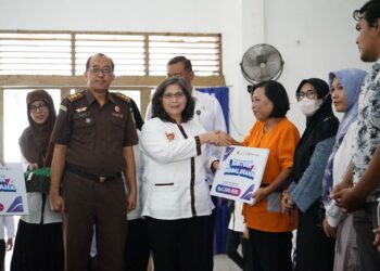 Pj Wali Kota Kediri Zanariah Serahkan Bantuan Modal Usaha DBHCHT Tahun 2024