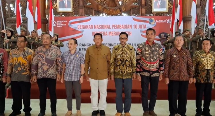 Bangkitkan Rasa Nasionalisme, Pemkab Tulungagung Bagikan 10 Ribu Bendera Merah Putih Ke Masyarakat
