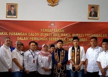 Pasangan Mas Ipin Dan Mas Syah Daftar Ke KPU Trenggalek Usai Mendapat Restu Ibu