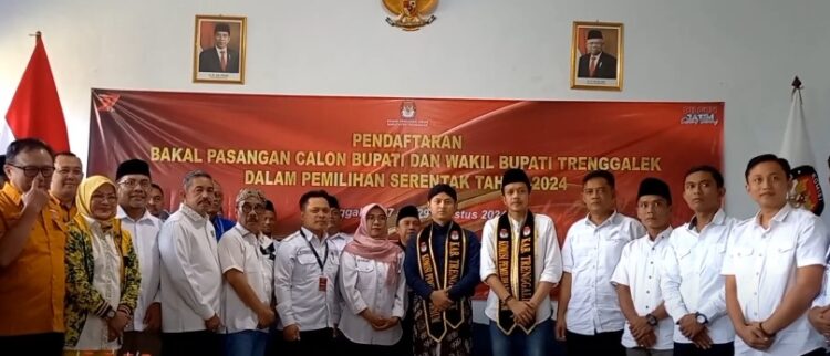 Pasangan Mas Ipin Dan Mas Syah Daftar Ke KPU Trenggalek Usai Mendapat Restu Ibu