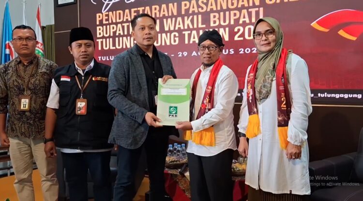 Budi Setiyahadi – Susilowati Mendaftar Pilkada Tulungagung, Janji Bebaskan PBB Bagi Warga Miskin