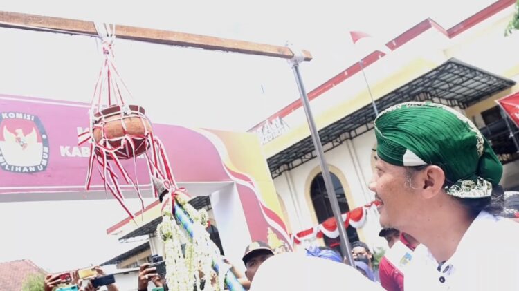 Pecahkan Kendil Ketika Daftar Ke KPU, Deny Widyanarko : Memecah Bumbung Kosong