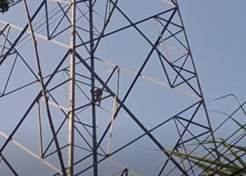 Seorang Pria Mengamuk Memanjat Menara SUTET Dan Merusak Kaca Rumah Tetangga Di Kediri