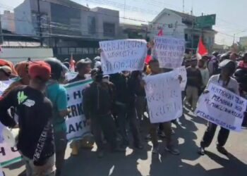 Ratusan Petani Demo di Gedung Pemerintah Kabupaten Kediri