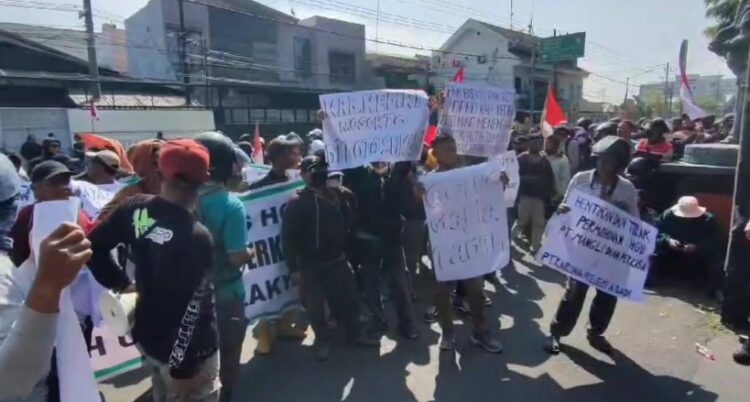 Ratusan Petani Demo di Gedung Pemerintah Kabupaten Kediri