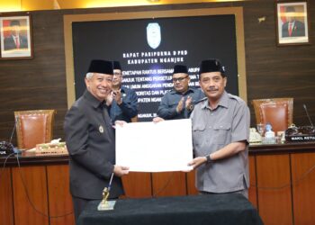Pj. Bupati Nganjuk Hadiri Paripurna DPRD Nganjuk tentang Kesepakatan bersama Terhadap Rancangan Kebijakan Umum APBD (KUA), Prioritas dan Plafon Anggaran Sementara (PPAS) Tahun Anggaran 2025
