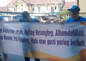 Para Petani Koi Di Blitar Kota Beber Banner Di Dalam Kantor Polisi
