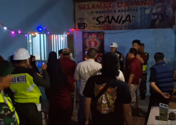 Ratusan Botol Miras Ilegal atau Disita Petugas  Dari Sejumlah Warung Karaoke Di Tulungagung
