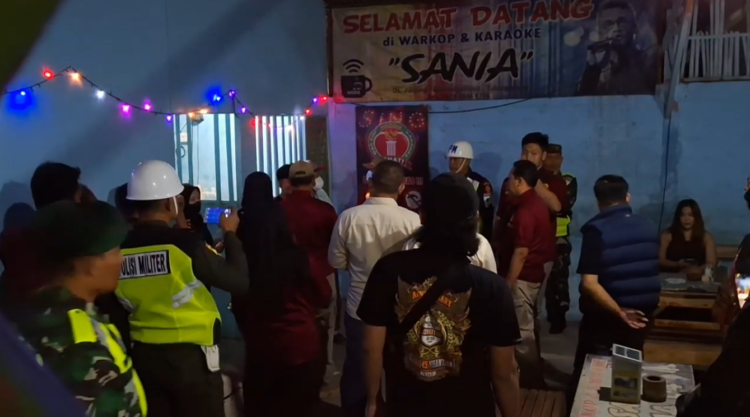 Ratusan Botol Miras Ilegal atau Disita Petugas  Dari Sejumlah Warung Karaoke Di Tulungagung
