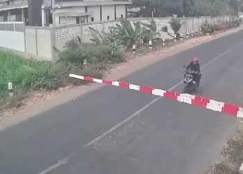 Viral Di Media Sosial, Warga Kediri Tabrak Palang Pintu Kereta Api Hingga Terpental.