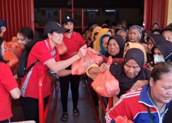 Ribuan Warga Berebut Sembako, Dalam Tradisi Sembahyang Rebutan Di Kelenteng Tjoe Tik Kiong