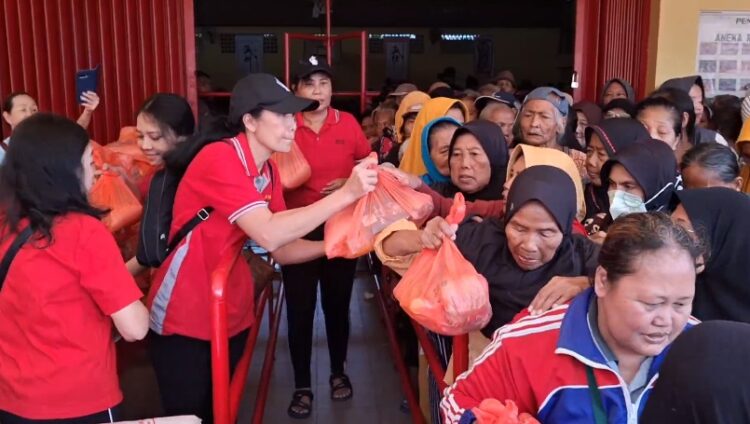 Ribuan Warga Berebut Sembako, Dalam Tradisi Sembahyang Rebutan Di Kelenteng Tjoe Tik Kiong