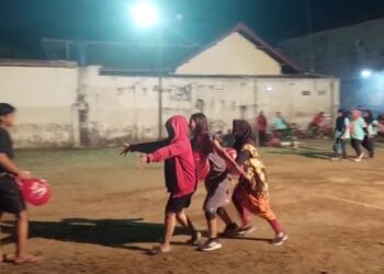 Keseruan Emak-Emak Berlomba Peringati Agustusan Di Malam Hari