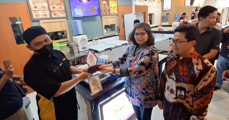 BI Kediri Dan Pemkot Kediri Serahkan Sertifikat Halal di Foodcourt Ketos 