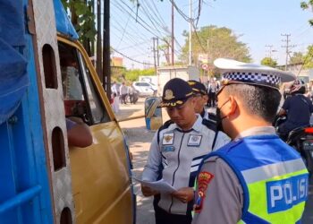 Puluhan Petugas Gabungan di Kediri Berhentikan Truk Yang Melebihi Muatan