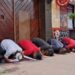 Dapat Remisi Dan Langsung Bebas, 6 Warga Binaan Lapas Tulungagung Sujud Syukur