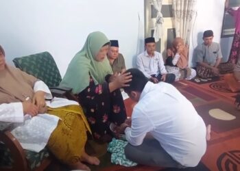 Isak Tangis Tak Terbendung Saat Gus Ibin Sungkem Meminta Restu Maju Walikota Blitar