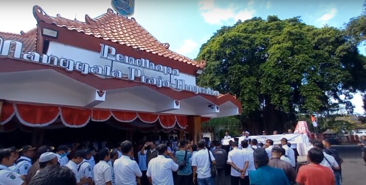Ratusan Perangkat Dan Kades Demo, Tuntut Mas Ipin Daftar KPU Trenggalek Hari Ini