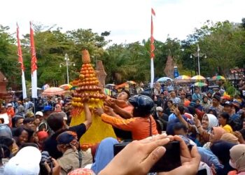 Ribuan Masyarakat Rebutan Tumpeng Raksasa Pada HUT Trenggalek