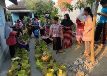 Warga Serbu Pangkalan Untuk Dapatkan Gas LPG 3 Kg