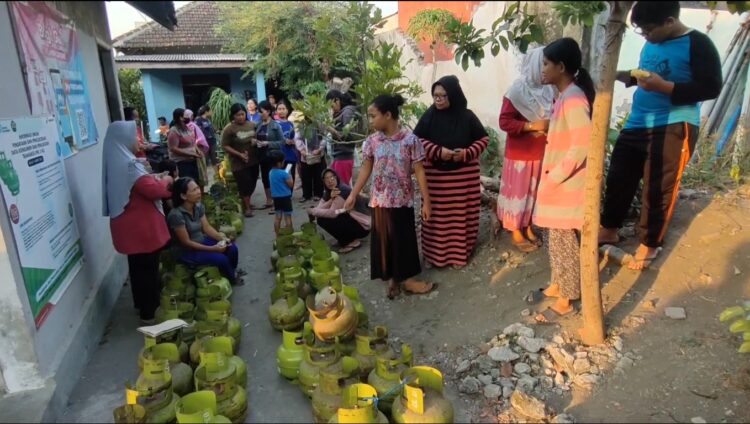 Warga Serbu Pangkalan Untuk Dapatkan Gas LPG 3 Kg