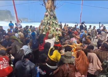 Grebek Tumpeng, Ratusan Warga Rebutan Sayur dan Buah di Pantai Sanggar Tulungagung