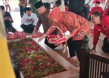 Usai Mendaftar Dalam Pilkada 2024, Risma Berziarah Ke Makam Bung Karno