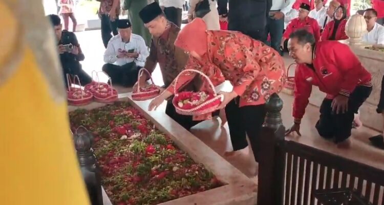Usai Mendaftar Dalam Pilkada 2024, Risma Berziarah Ke Makam Bung Karno