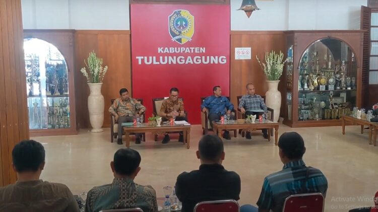 Minta Perbaikan Jalan Warga Wonorejo Temui PJ Bupati Tulungagung