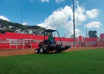 Perbaikan Rumput Lapangan Stadion Supriyadi Kota Blitar Berjalan 90 Persen