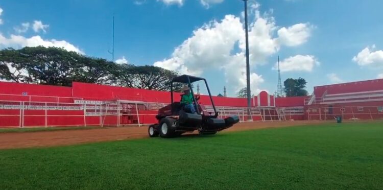 Perbaikan Rumput Lapangan Stadion Supriyadi Kota Blitar Berjalan 90 Persen